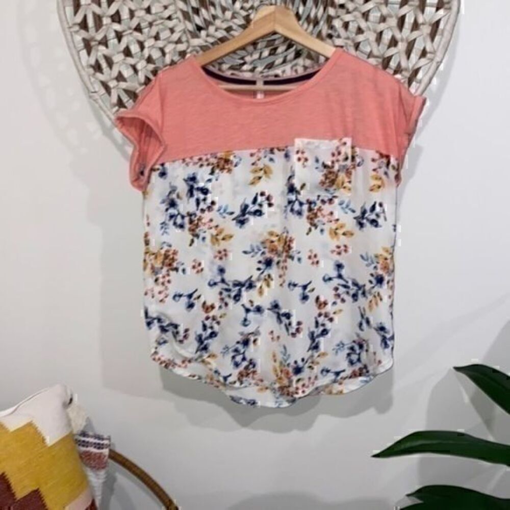 Xhiliration peach and floral print short sleeve blouse size small like new